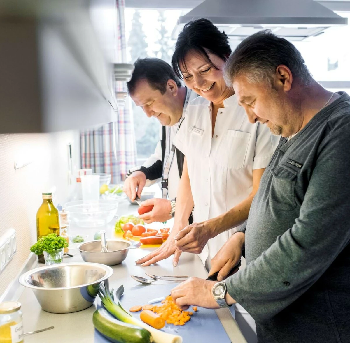Team der Ernährungstherapeuten kocht gemeinsam