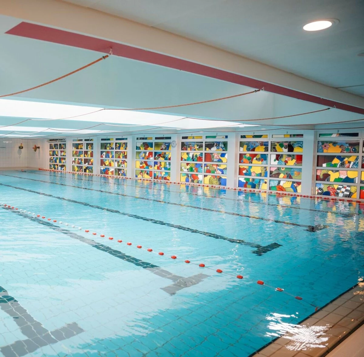 Blick ins Schwimmbad der Dörenberg-Klinik – moderner Bereich für Wassertherapie und Bewegungstraining.