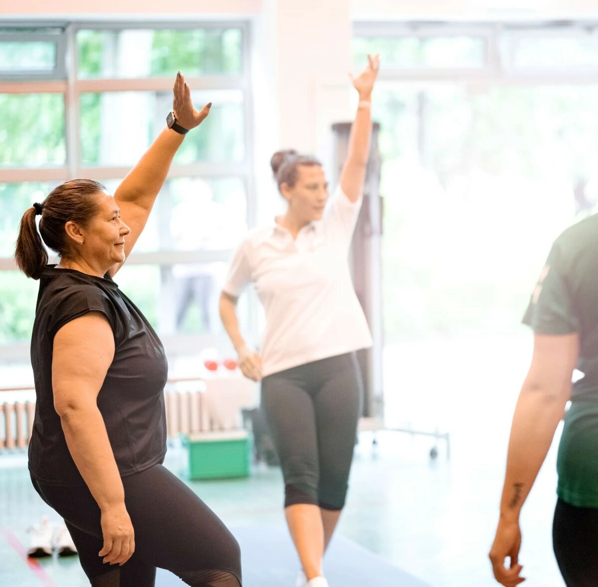 Gruppe bei Reha-Sport mit funktionellen Übungen – gezielte Sporttherapie zur Förderung von Kraft und Mobilität.