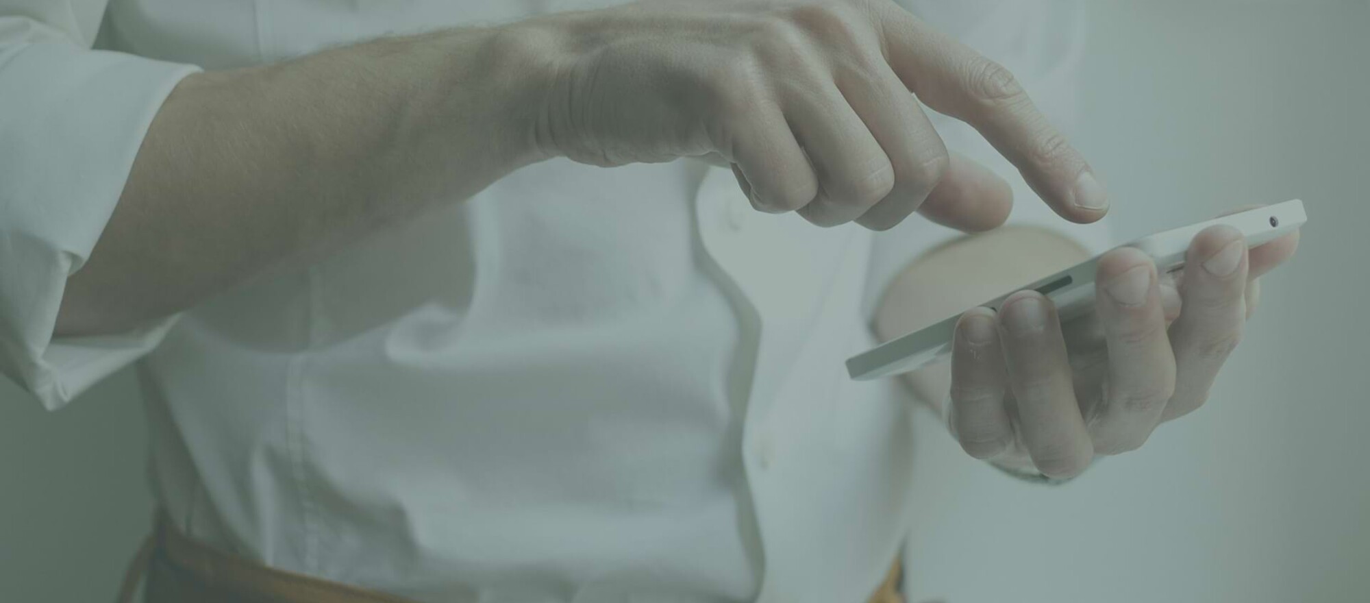Nahaufnahme einer Person, die ein Handy in Ihrer Hand hält