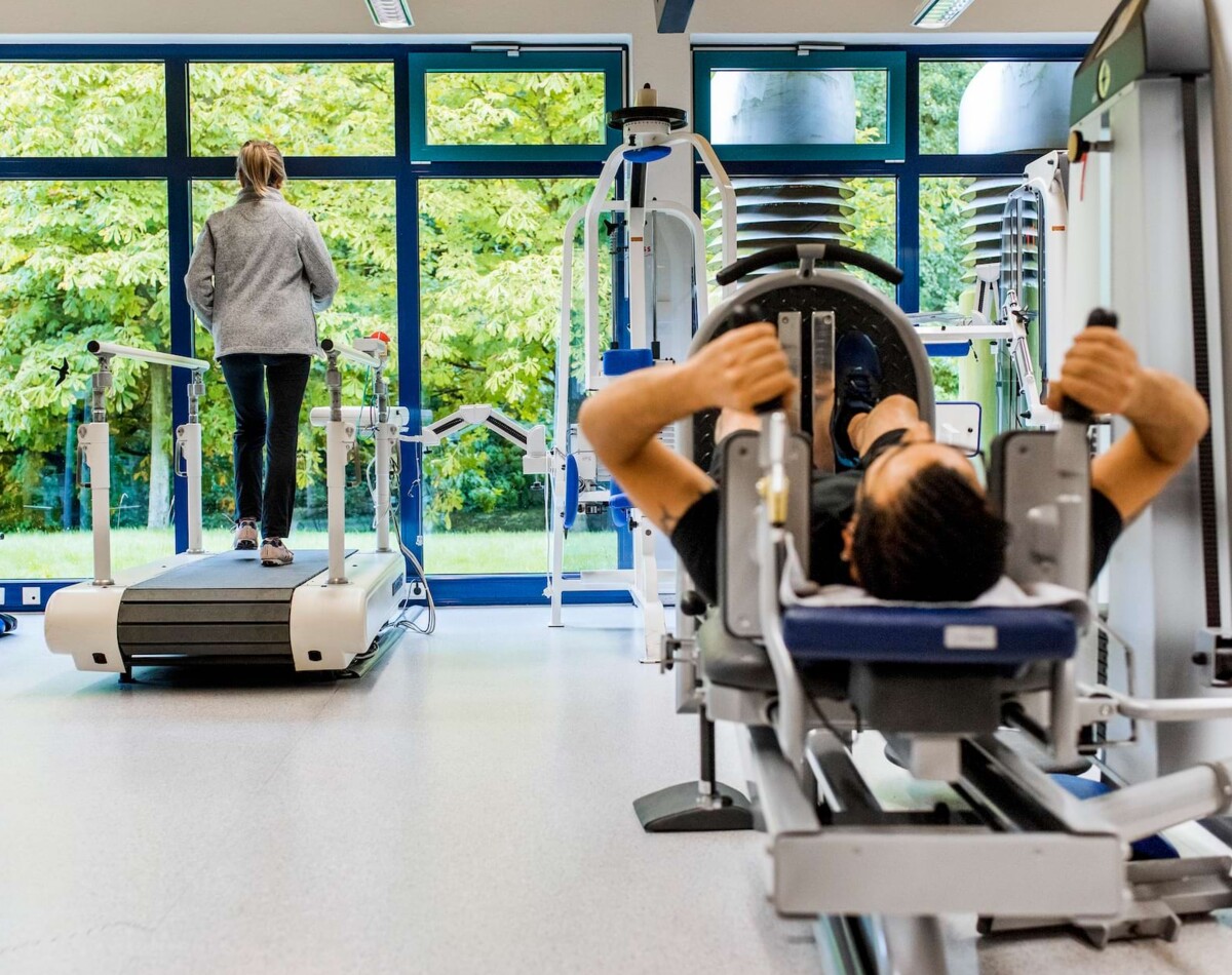 Moderner Trainingsbereich der Dörenberg-Klinik mit 25 Meter langer Fensterfront und vielfältigen Ausdauer- und Kraftgeräten auf 300 m².