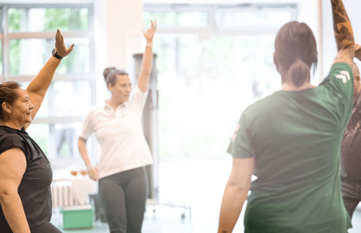 Eine Reha-Gruppe bei gemeinsamer Übung - Fokus auf Aktivität und Gemeinschaft in der stationären Rehabilitation.