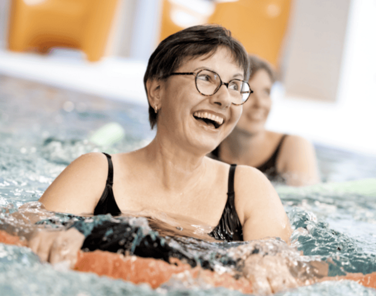 Schonende Bewegung im Wasser - Frau im Wasser