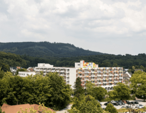 Außenansicht der Dörenberg-Klinik – Reha-Einrichtung in naturnaher Umgebung.