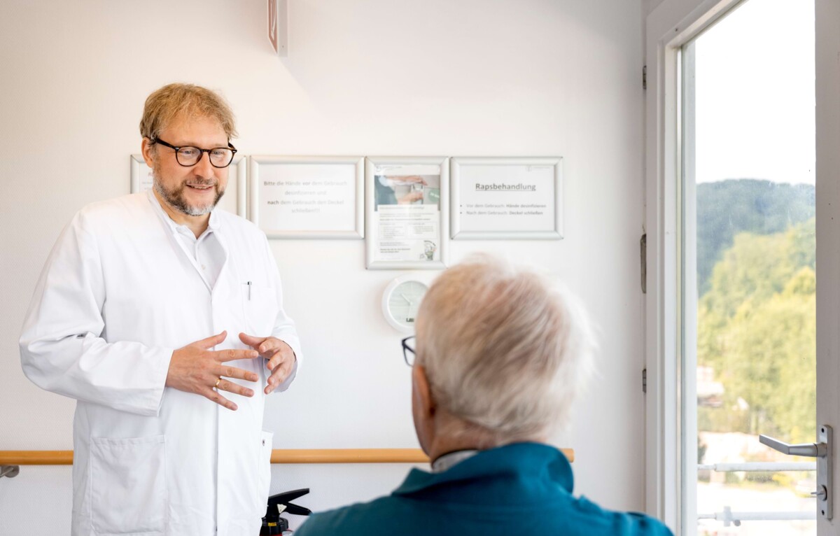 Arzt führt Beratungsgespräch mit Patient – geriatrische Rehabilitation zur Förderung von Gesundheit und Selbstständigkeit im Alter.