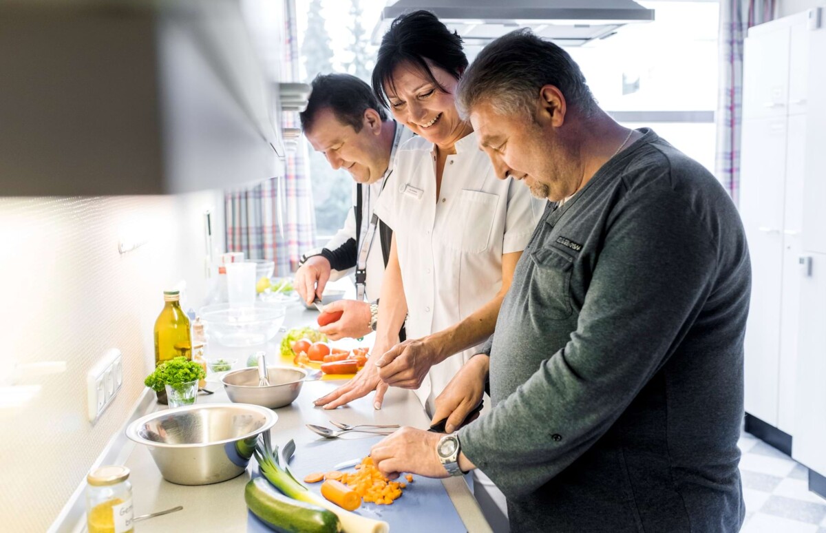 Therapeuten und Patient*innen kochen gemeinsam – praxisnahe Ernährungstherapie zur Förderung gesunder Essgewohnheiten und Adipositas-Behandlung.