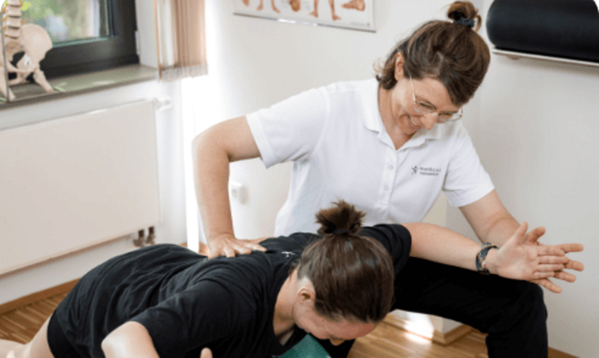 Erweiterte ambulante Physiotherapie - Übungen Patient und Therapeuten